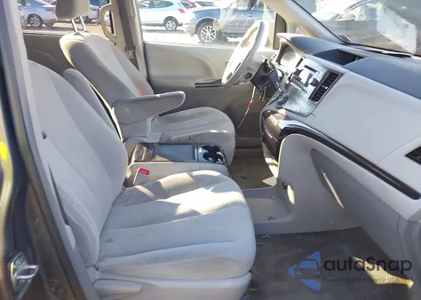 2013 Toyota Sienna Le V6 8 Passenger z USA, uszkodzony, nr VIN 5TDKK3DCXDS298665